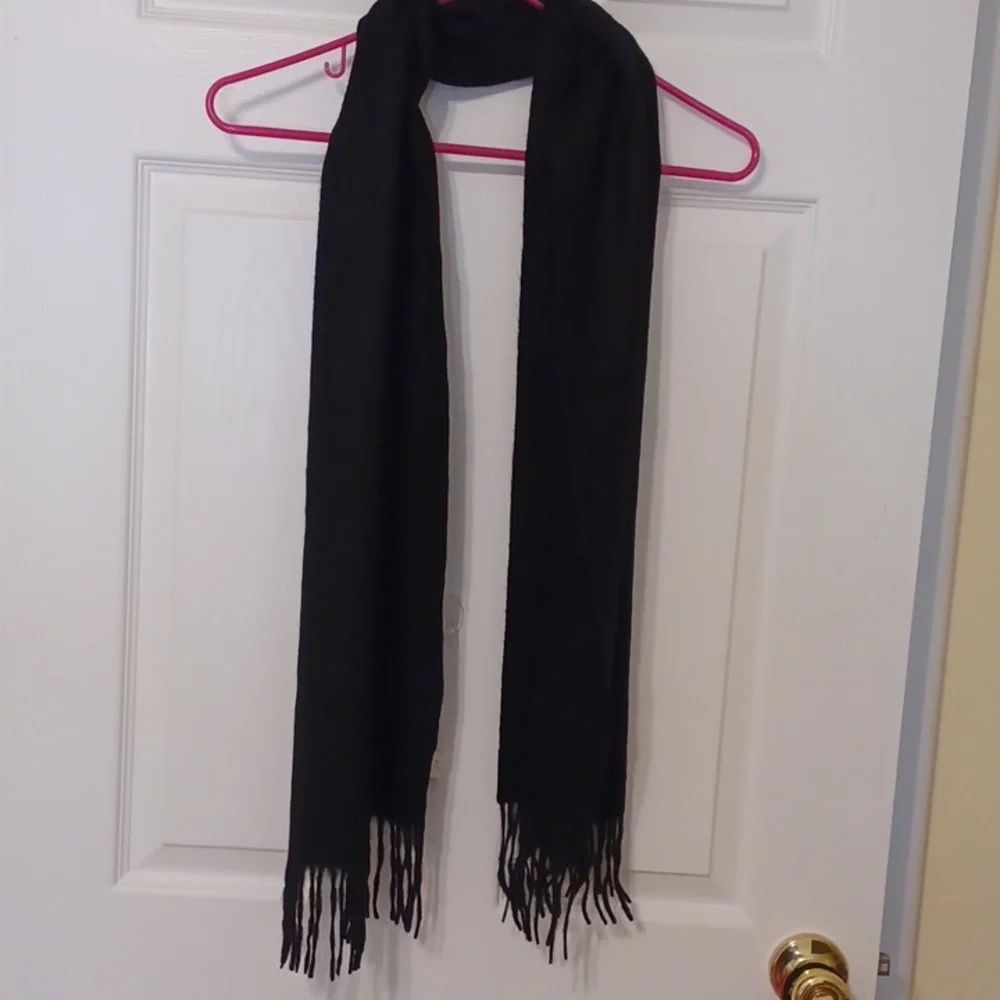 Portolano 100% Cashmere scarf on black with fringe.